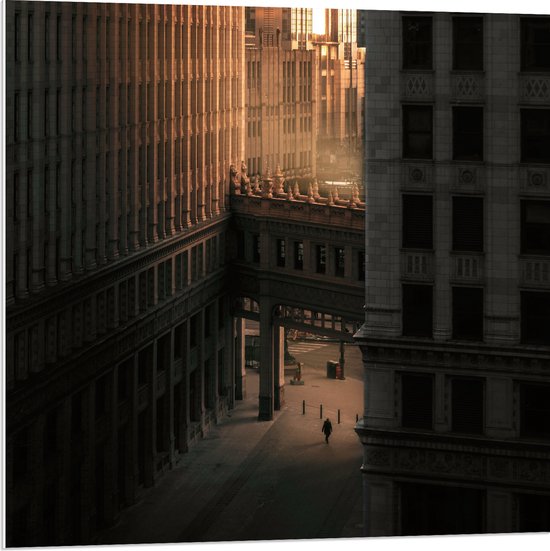 PVC Schuimplaat - Twee overlopende Gebouwen in een donkere Stad - 80x80 cm Foto op PVC Schuimplaat (Met Ophangsysteem)