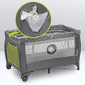 Grijze Lionelo Stefi Plus reiswieg met opbergvak voor babydekens en speelgoed.