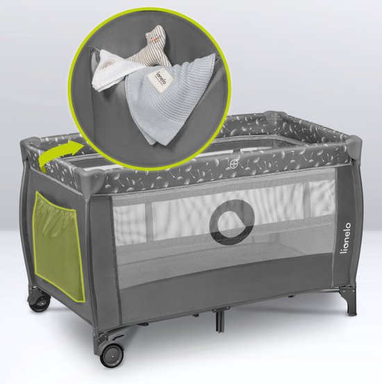 Grijze Lionelo Stefi Plus reiswieg met opbergvak voor babydekens en speelgoed.