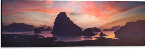 WallClassics - Dibond - Silhouet van Landschap Gevuld met Bergen onder Zachtkleurige Lucht - 90x30 cm Foto op Aluminium (Met Ophangsysteem)