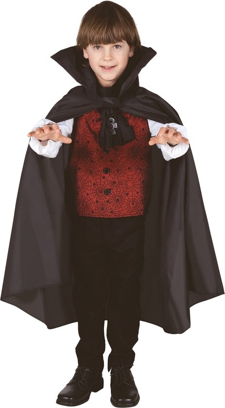 Jongen in vampierkostuum met zwarte cape, rood vest met spinnenwebben, wit shirt en zwarte broek.