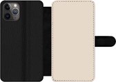 Bookcase Geschikt voor iPhone 11 Pro telefoonhoesje - Beige - Effen kleur - Met vakjes - Wallet case met magneetsluiting