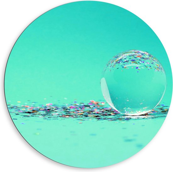 Dibond Muurcirkel - Doorzichtige Bal met Confetti tegen Blauwe Achtergrond - 80x80 cm Foto op Aluminium Muurcirkel (met ophangsysteem)