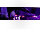 PVC Schuimplaat - Hand van DJ op DJ set met Neon Lichten - 90x30 cm Foto op PVC Schuimplaat (Met Ophangsysteem)