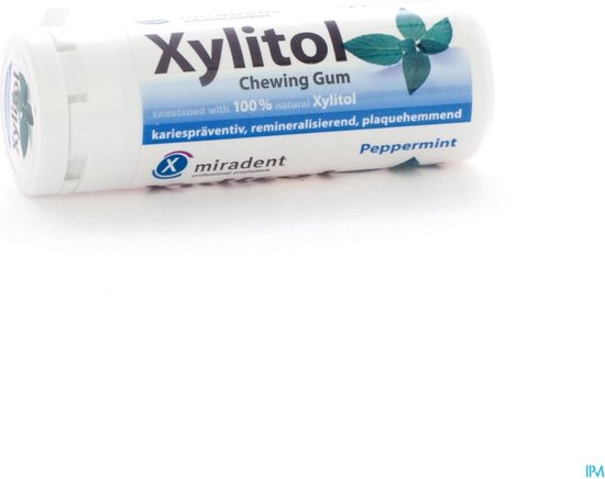 Miradent Xylitol kauwgom in wit potje, met pepermunt smaak en muntblaadjes.