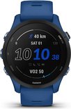Blauw Garmin Forerunner 255 sporthorloge met '40 km SAT 01 10:10:38 VO2 50' op het scherm.