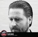Zwart-witfoto van een man met slick back kapsel, haar glanst.