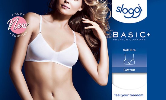 Model met blonde haren draagt een witte Sloggi Basic+ soft beha van katoen.