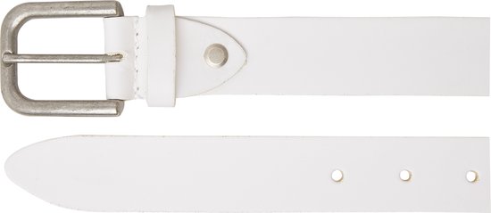 Close-up van een witte leren riem met een zilverkleurige gesp, liggend op een witte achtergrond.