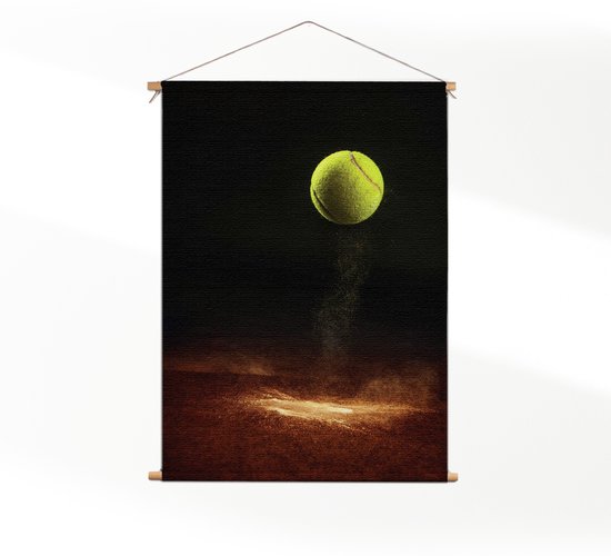 Textielposter Tennisbal Op Grevel XL (125 X 90 CM) - Wandkleed - Wanddoek - Wanddecoratie