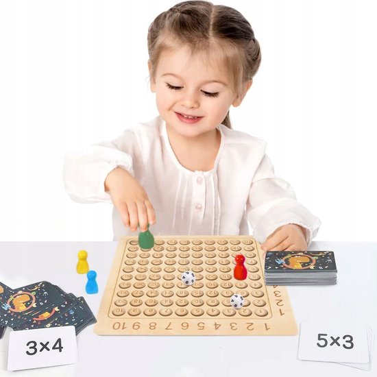 Meisje met staartjes speelt een vermenigvuldigingsspel met dobbelstenen en pionnen.