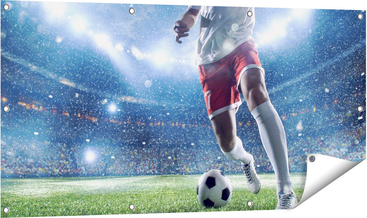 Gards Tuinposter Voetbal Speler met de Bal in een Druk Stadion - 120x60 cm - Tuindoek - Tuindecoratie - Wanddecoratie buiten - Tuinschilderij Multikleur