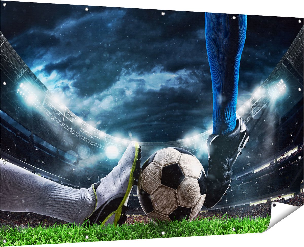 Gards Tuinposter Voetbal Sliding op de Bal in het Stadion - 180x120 cm - Tuindoek - Tuindecoratie - Wanddecoratie buiten - Tuinschilderij Multikleur