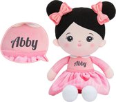 Sandra's Poppenkraam - Abby - knuffelpop - Roze jurk - donker haar - gratis met naam