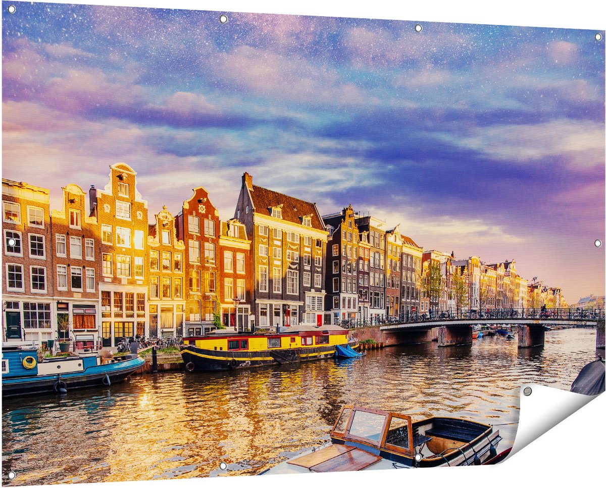 Gards Tuinposter Amsterdamse Gracht in de Nacht met Sterren - 150x100 cm - Tuindoek - Tuindecoratie - Wanddecoratie buiten - Tuinschilderij Multikleur
