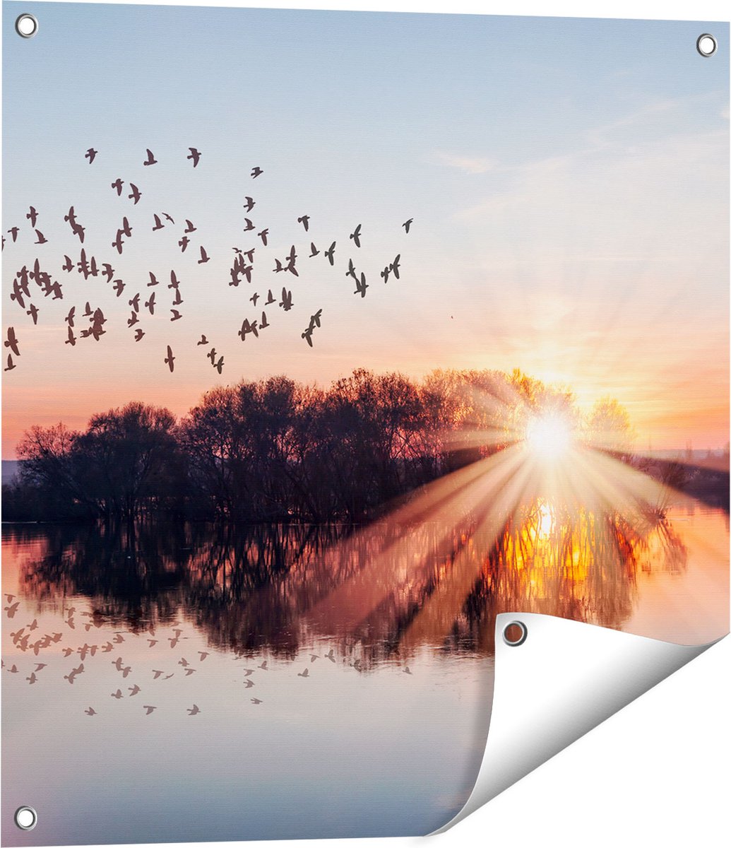Gards Tuinposter Groep Vogels Boven de Meer met Zonsondergang - 60x60 cm - Tuindoek - Tuindecoratie - Wanddecoratie buiten - Tuinschilderij Multikleur