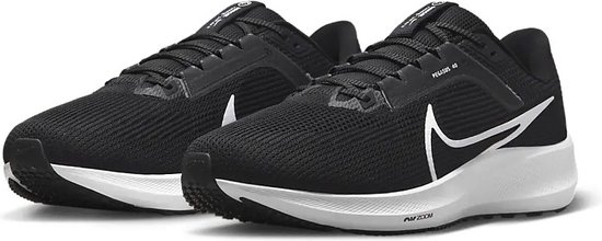 Zwarte Nike Air Zoom Pegasus 40 hardloopschoenen, zijaanzicht, met witte zolen.