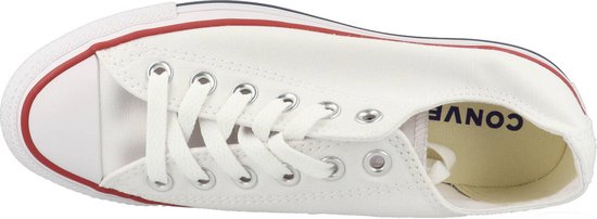 Witte Converse All Star sneaker, gezien van bovenaf, met rode en blauwe streep.