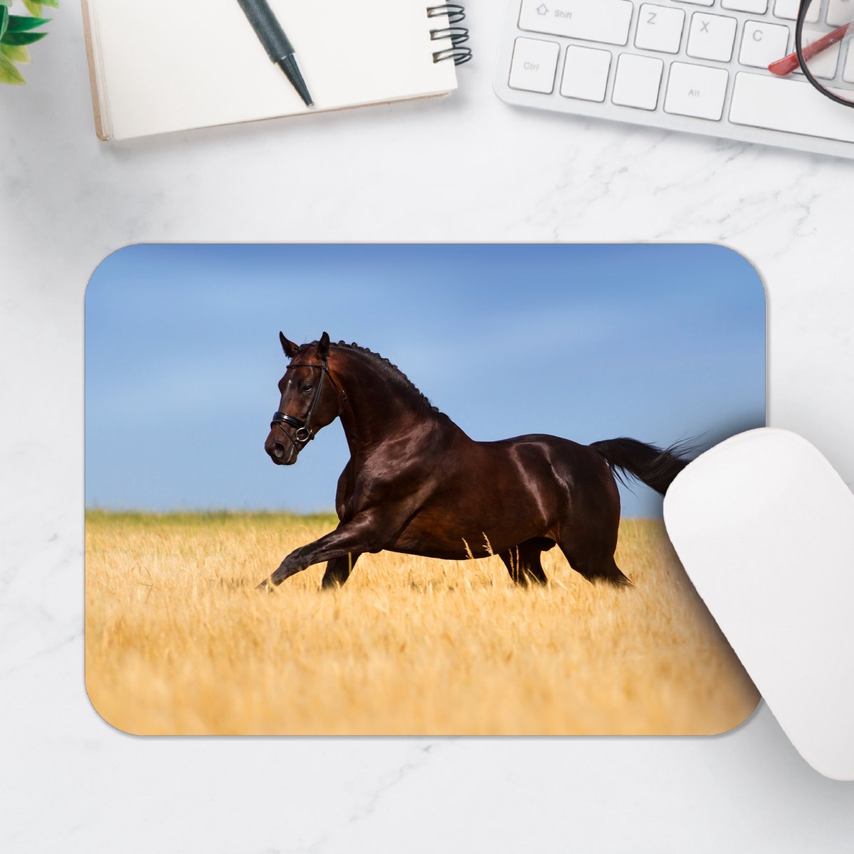 Muismat - Galoperend Bruin Paard in het Hoge Gras - 25x18 cm - 2 mm Dik - Muismat van Vinyl