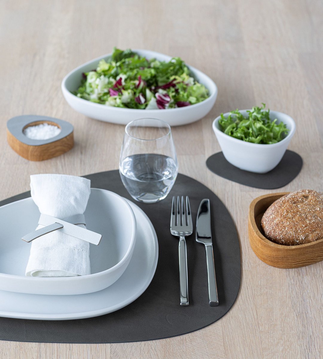 Lind Nupo placemat curve 37x44cm caviar