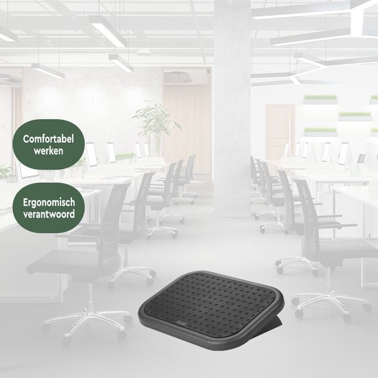 Zwarte voetensteun in een kantooromgeving, met tekstballonnen 'Comfortabel werken' en 'Ergonomisch verantwoord'.