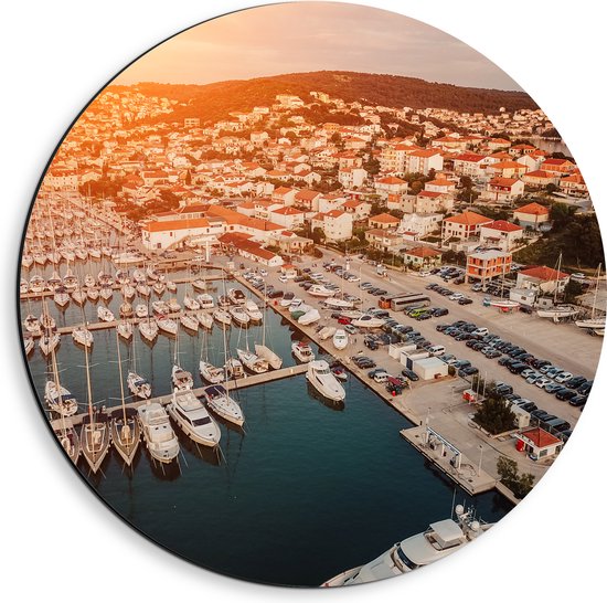 Dibond Muurcirkel - Uitzicht op een Haven in Kroatië tijdens de Avondzon - 40x40 cm Foto op Aluminium Muurcirkel (met ophangsysteem)