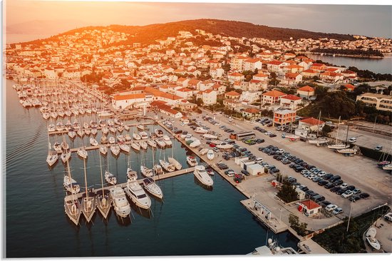 Acrylglas - Uitzicht op een Haven in Kroatië tijdens de Avondzon - 60x40 cm Foto op Acrylglas (Met Ophangsysteem)