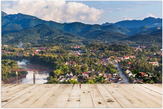 Poster Glanzend – Uitzicht over Dorpje aan de Rand van Berg in Laos - 90x60 cm Foto op Posterpapier met Glanzende Afwerking