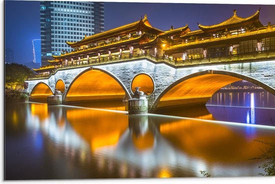 Dibond - Verlichte Anshun Brug in de Avond in Chengdu, China - 75x50 cm Foto op Aluminium (Met Ophangsysteem)