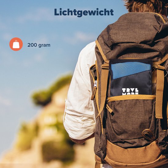 Man met rugzak, met blauwe handdoek in een zwart hoesje aan de buitenkant. Tekst "Lichtgewicht 200 gram".