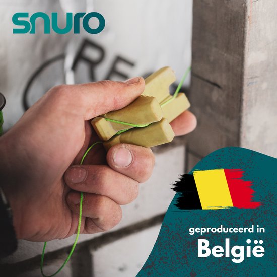 Gevlochten fluorgeel polyamide touw wordt vastgehouden door een hand en bevestigd aan een gele klem. Geproduceerd in België.