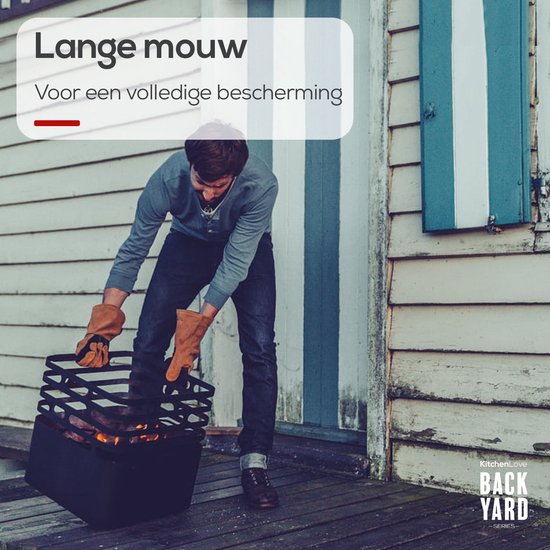 Man met bruine leren barbecue handschoenen bij een vuurkorf.