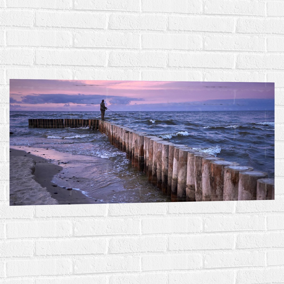 Muursticker - Man op Palen in de Wilde Zee tijdens het Vissen - 100x50 cm Foto op Muurstic