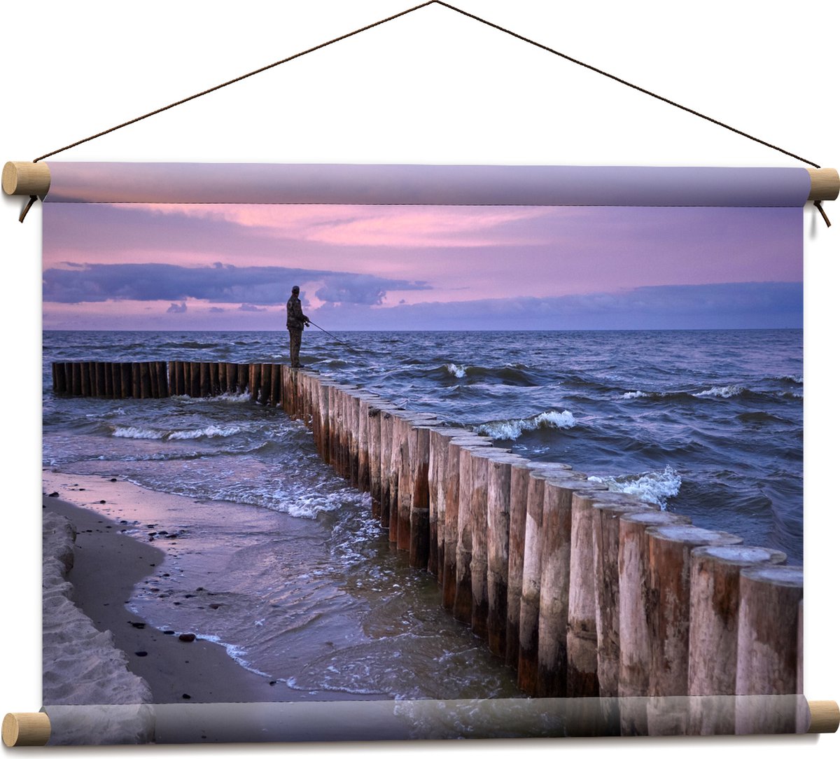 Textielposter - Man op Palen in de Wilde Zee tijdens het Vissen - 60x40 cm Foto op Textiel