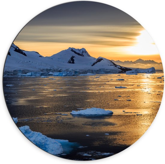 Dibond Muurcirkel - IJsbergen langs Bevroren Meer tijdens Felle Zonsondergang - 70x70 cm Foto op Aluminium Muurcirkel (met ophangsysteem)