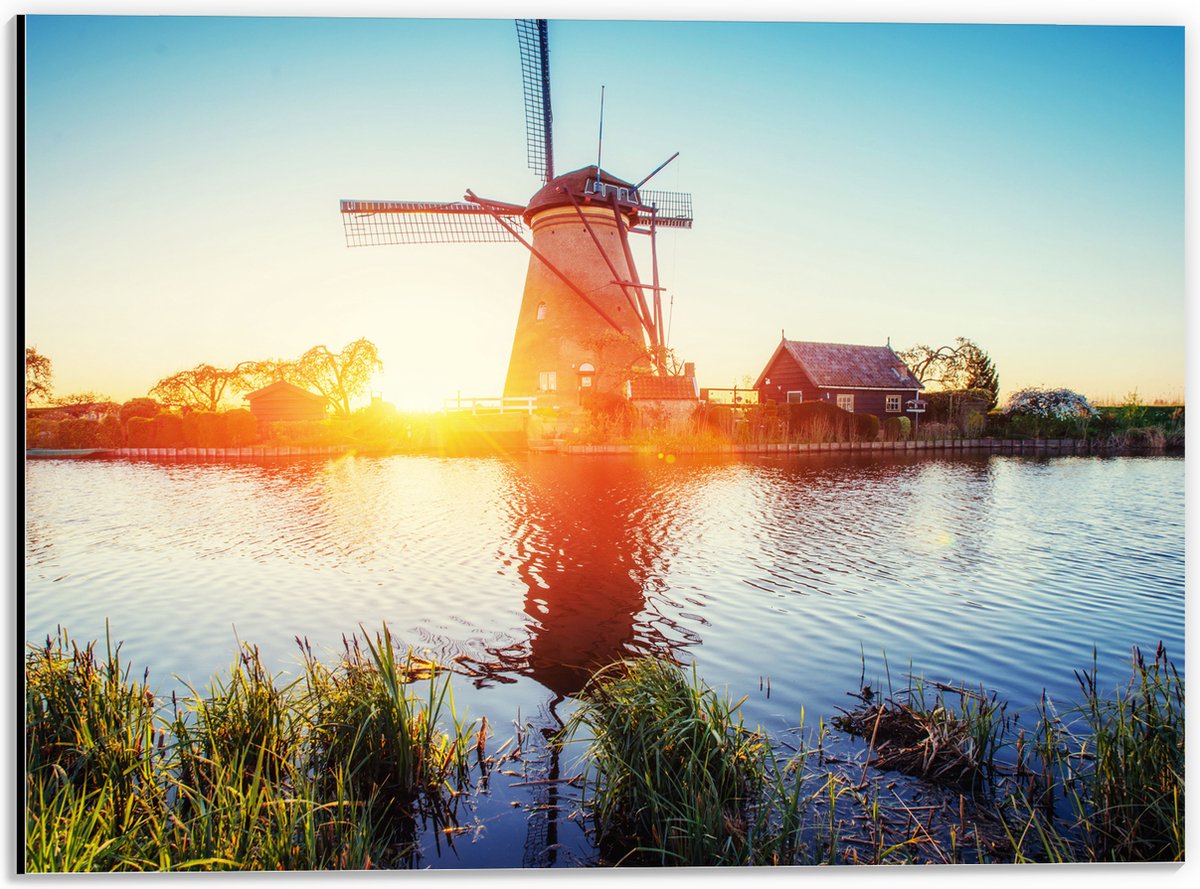WallClassics - Dibond - Zonlicht langs Hollandse Molen aan het Water - 40x30 cm Foto op Aluminium (Wanddecoratie van metaal)