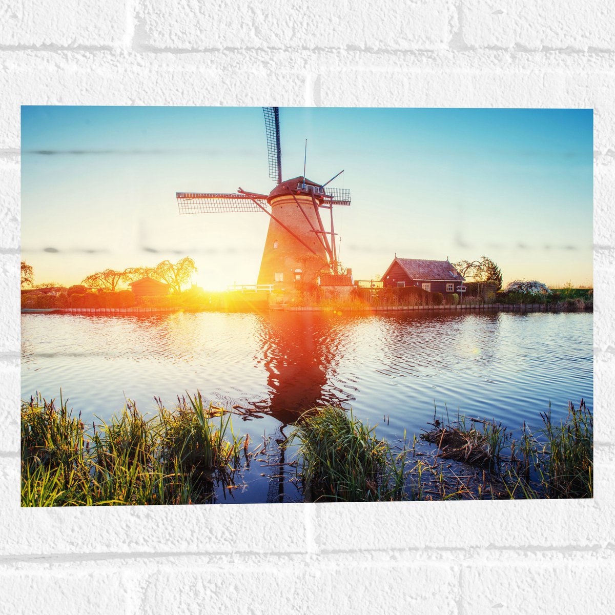 WallClassics - Muursticker - Zonlicht langs Hollandse Molen aan het Water - 40x30 cm Foto op Muursticker
