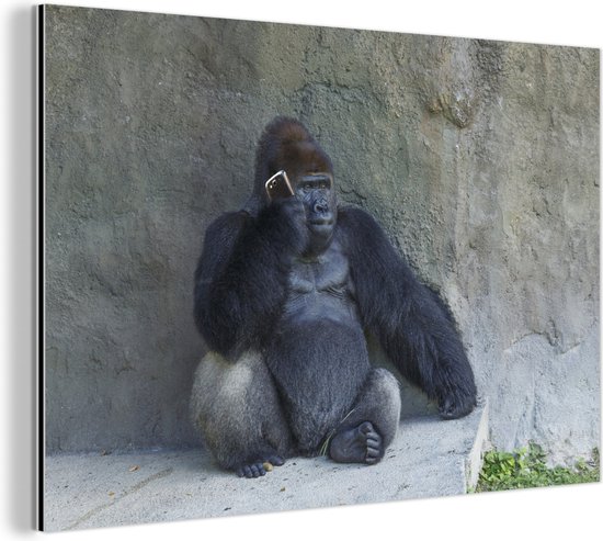 Wanddecoratie Metaal - Aluminium Schilderij Industrieel - Een enorme Gorilla rust uit tegen een stenen muur - 180x120 cm - Dibond - Foto op aluminium - Industriële muurdecoratie - Voor de woonkamer/slaapkamer