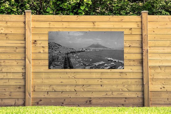 Panorama van Napels, zwart-wit, opgehangen aan een houten schutting in de tuin.