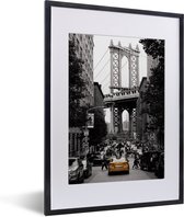 Fotolijst incl. Poster - Zwart-wit foto met een gele taxi in het Amerikaanse New York - 30x40 cm - Posterlijst