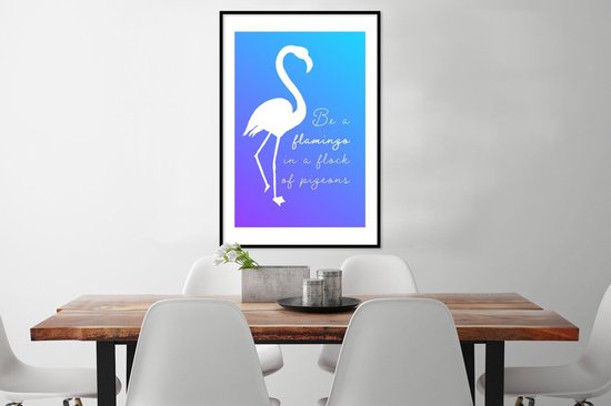 Citation 'Soyez un flamant rose dans un troupeau de pigeons' avec un flamant rose sur fond bleu 60x90 cm