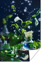 Stilleven waterdroppens en bloemen poster papier 80x120 cm - Foto print op Poster (wanddecoratie woonkamer / slaapkamer) / Bloemen Poster