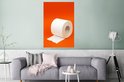 Een poster met een wc-rol op een helder oranje achtergrond.