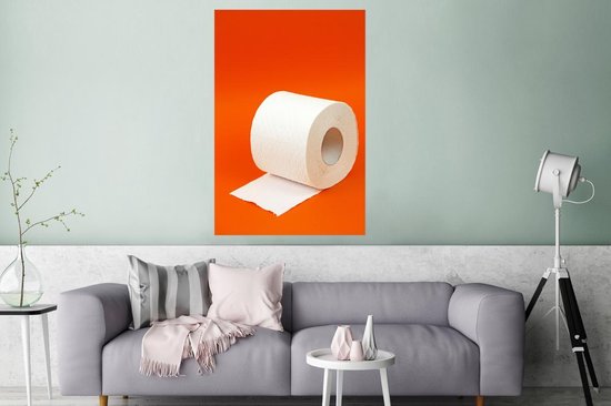 Een poster met een wc-rol op een helder oranje achtergrond.