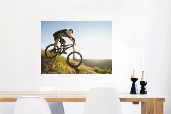 L'homme descend sur un poster VTT 80x60 cm - Tirage photo sur Poster (décoration murale salon / chambre) / Affiche de Sport