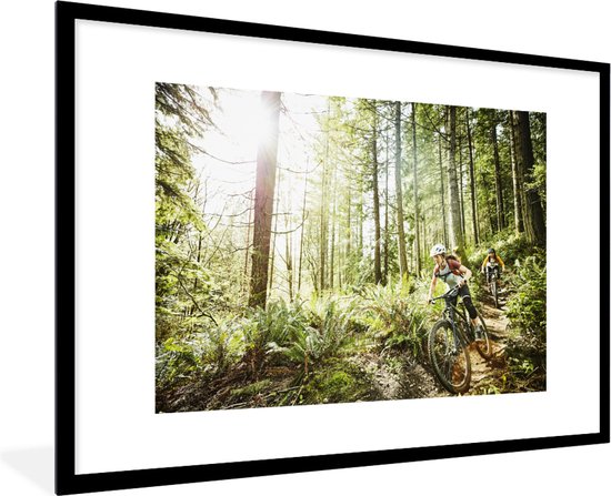 Fotolijst incl. Poster - Twee vrouwen op de mountainbike door het bos - 120x80 cm - Posterlijst
