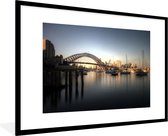 Fotolijst incl. Poster - Boten voor de Sydney Harbour Bridge in Australië - 120x80 cm - Posterlijst