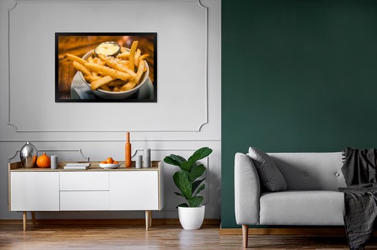 Fotolijst incl. Poster - Close-up van patat met kaas en mayonnaise - 90x60 cm - Posterlijst