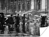 Poster Mensen lopen over straat in de regen in New York -zwart-wit - 160x120 cm XXL