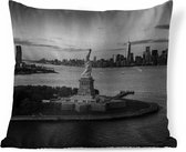 Sierkussens - Kussen - Vrijheidsbeeld en skyline van New York -zwart-wit - 45x45 cm - Kussen van katoen
